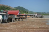 282 Ko Lanta Ban Si Raya Claire Stilt Houses On Waterfront At Low Tide.JPG (106 KB)